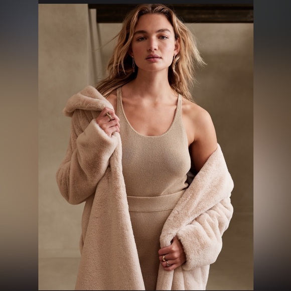 Banana Republic Tops - BANANA REPUBLIC Sweater Tank Top in Beige/Gold, size Large